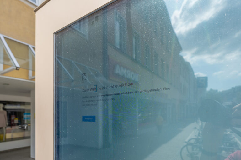 Fehlerhinweis Google Chrome auf digitaler Infotafel 20210821 HOF04292