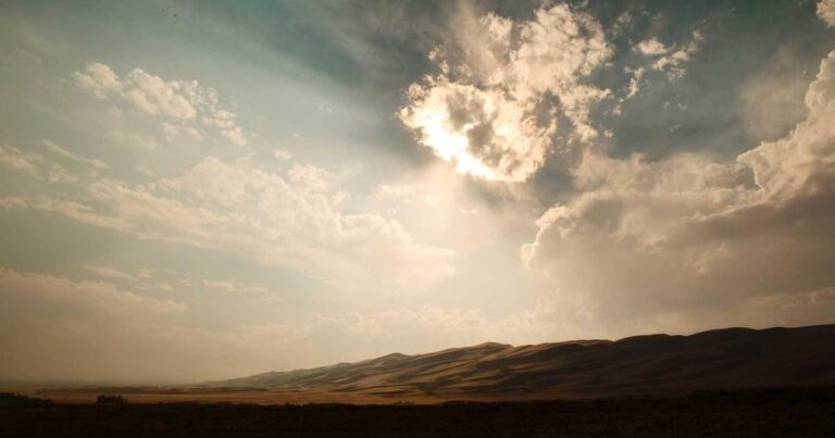 Ilustração sobre A Injeção de Sensores no Cérebro Humano: Max Hodak's Science Corp. Revoluciona a Tecnologia