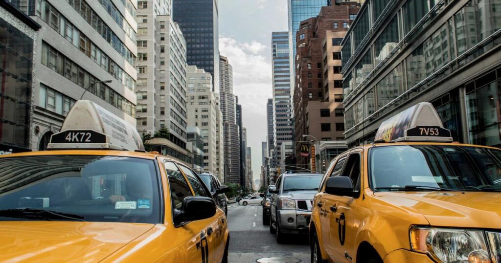 Ilustração sobre A Máquina de Memes Pro-Irã Trolla Trump com Cartuns de Lego AI