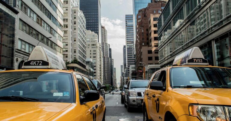 Ilustração sobre A Máquina de Memes Pro-Irã Trolla Trump com Cartuns de Lego AI