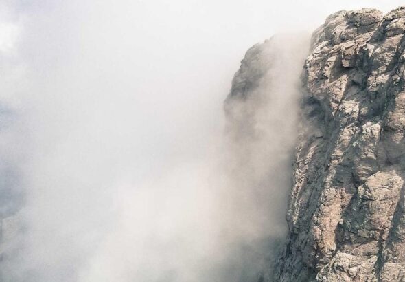 Ilustração sobre Ecom-RLVE: Ambientes Adaptativos Verificáveis