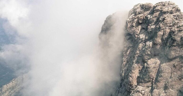 Ilustração sobre Ecom-RLVE: Ambientes Adaptativos Verificáveis