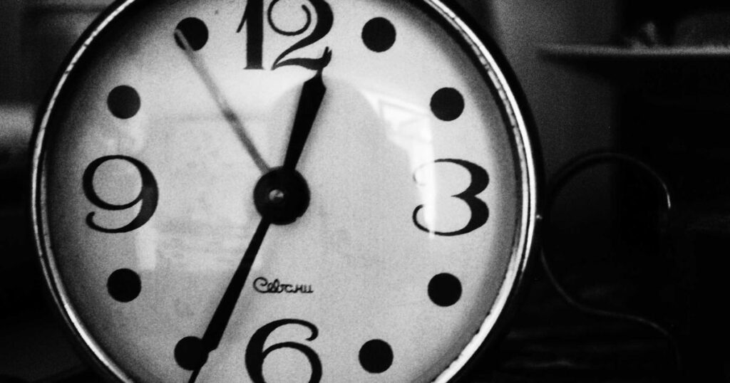 Ilustração sobre Os Homens Por Trás