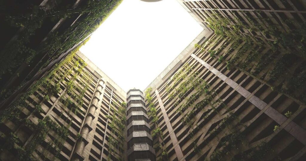 Ilustração sobre Prego e Gravação de Conversas