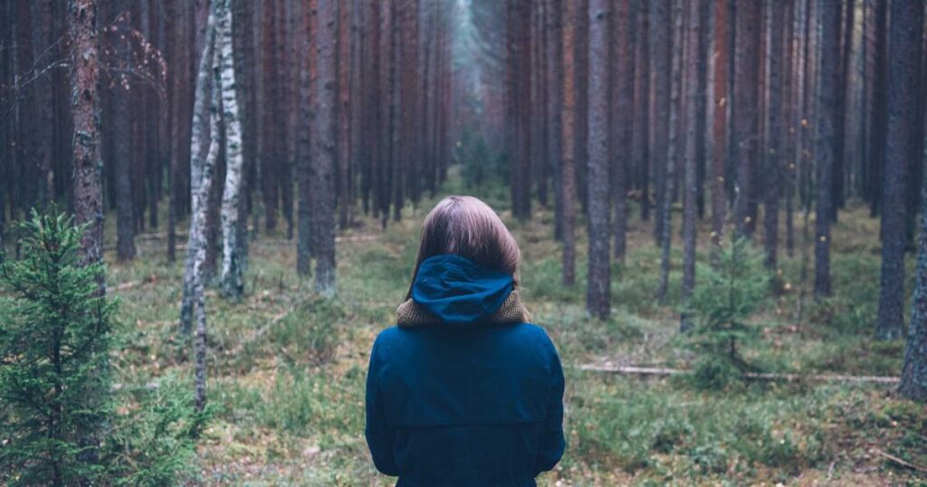 Ilustração sobre Proteção contra manipulações prejudiciais: como proteger as pessoas