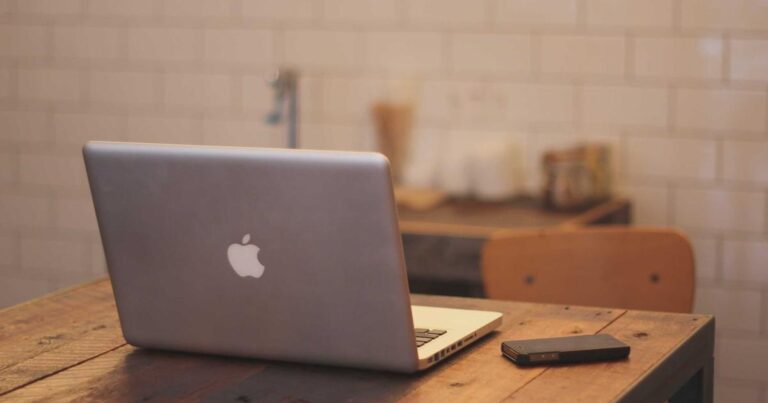 Ilustração sobre Seu Sistema RAG Recupera os Dados Certos, Mas Ainda Produz Respostas Erradas. Aqui está Porquê (e Como Corrigir)