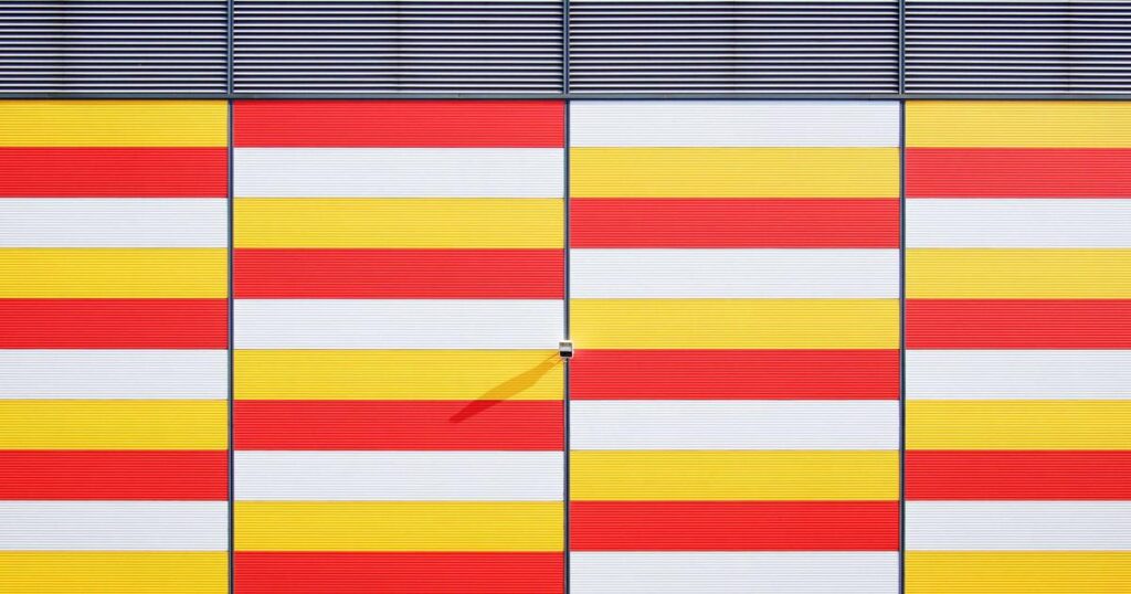 Ilustração sobre Uncanny Valley: Perspectivas de Risco sobre a Tecnologia dos EUA, Plano de Trump para as Eleições Intermediárias e o Fim Surpresa de Polymarket